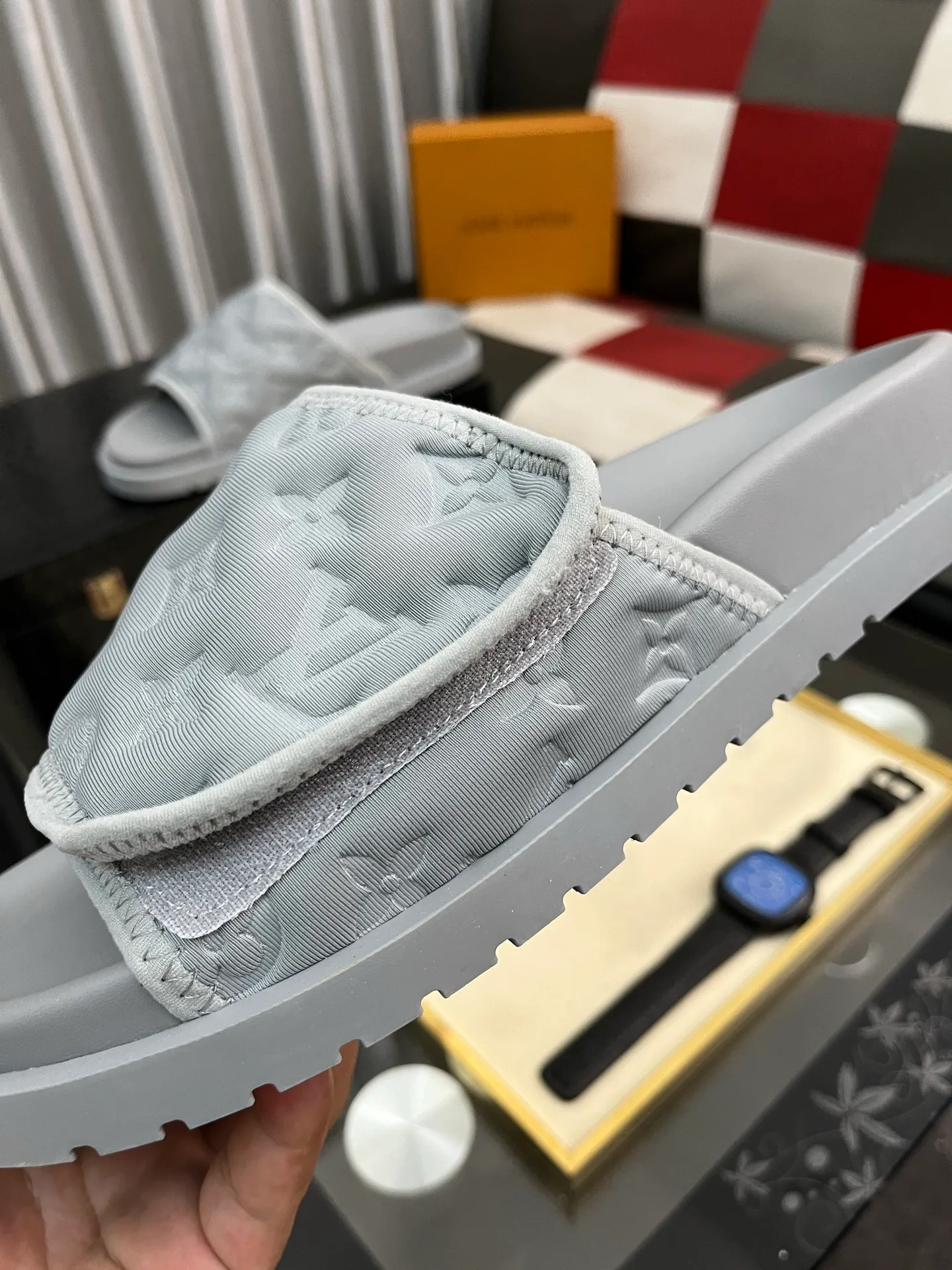 Men's men's shoes💰320⌚️⌚️[Louis Vuitton LV slippers] (high-end cowhide) counter 1:1 fashion style summer must-have! The designer used LV’s iconic outsole. The original simple slippers instantly become fashionable! The upper is made of flexible special cowhide leather straps alternately, and the workmanship is exquisite! A must-have for stylish men in summer, size 38-44